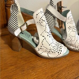 L'Artiste Spring Step Peep Toe Heel Lashon Black & White Leather  Eu 38 US 7.5